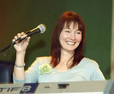 Lari White