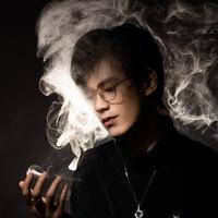 黎万演员头  像
